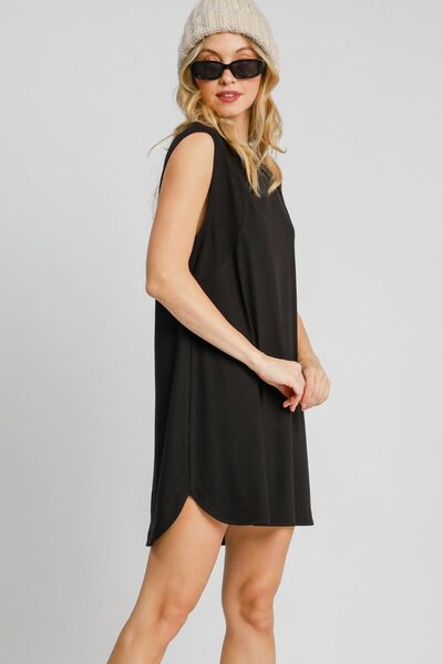 Robe courte sans manches avec encolure ronde, ourlet asymétrique et incurvé Umgee
