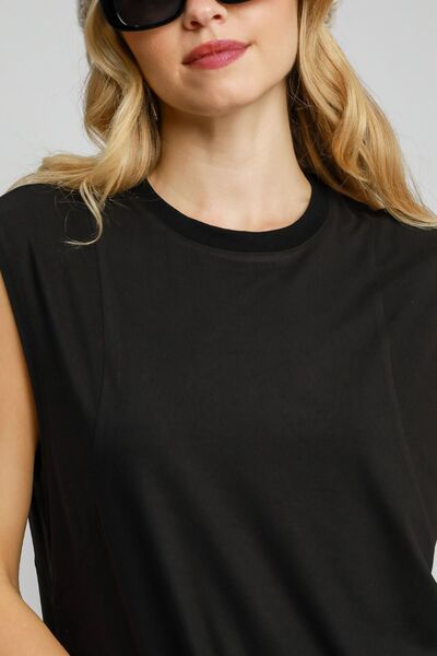 Robe courte sans manches avec encolure ronde, ourlet asymétrique et incurvé Umgee
