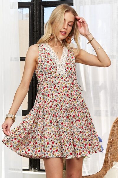 Mini-robe sans manches décolletée en V avec dentelle ADORA