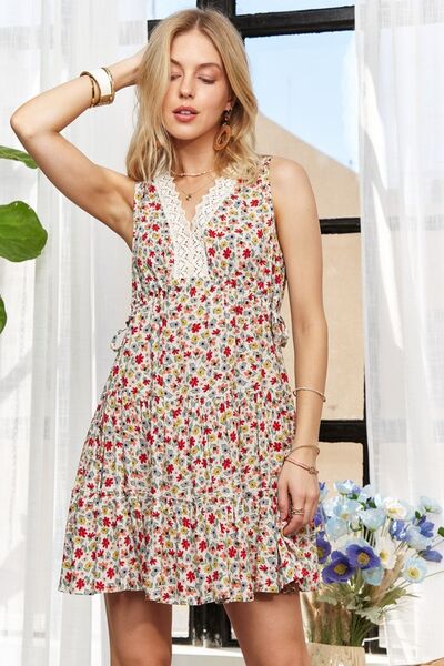 Mini-robe sans manches décolletée en V avec dentelle ADORA