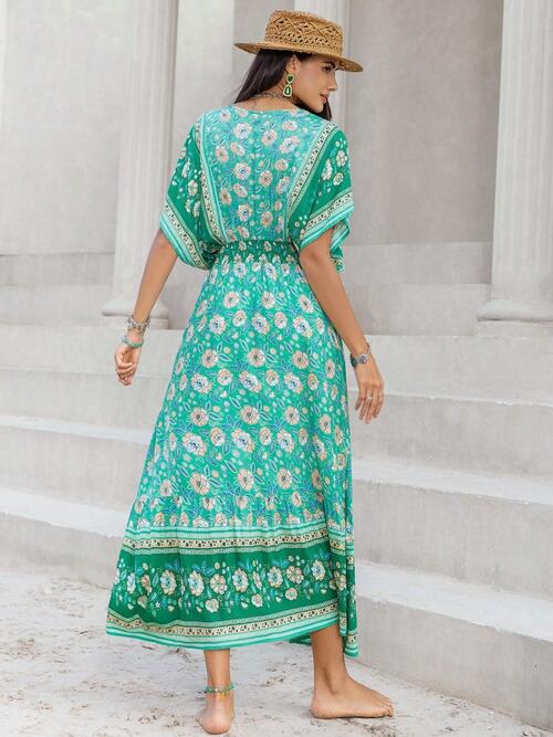 Robe fleurie à col en V, smockée et à manches courtes