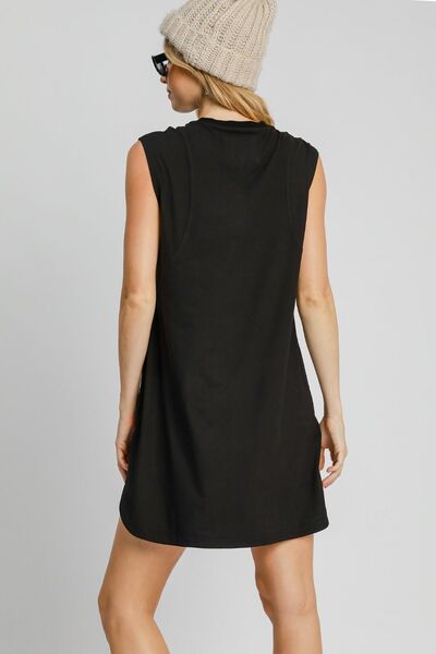 Robe courte sans manches avec encolure ronde, ourlet asymétrique et incurvé Umgee