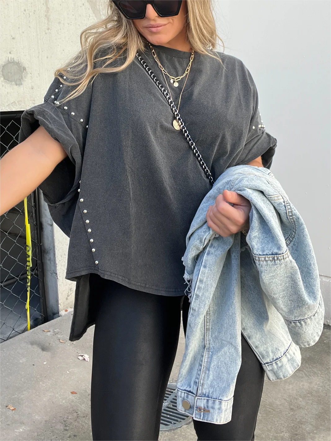 🔥 Ausgewaschenes Kurzarm-Oversize-Top mit umgeschlagenen Ärmeln und Nieten (2 kaufen, kostenloser Versand)